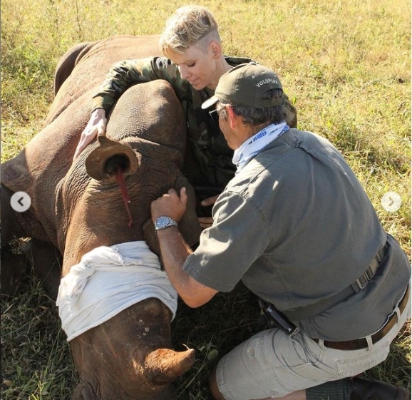La princesa, junto a un rinoceronte mutilado.