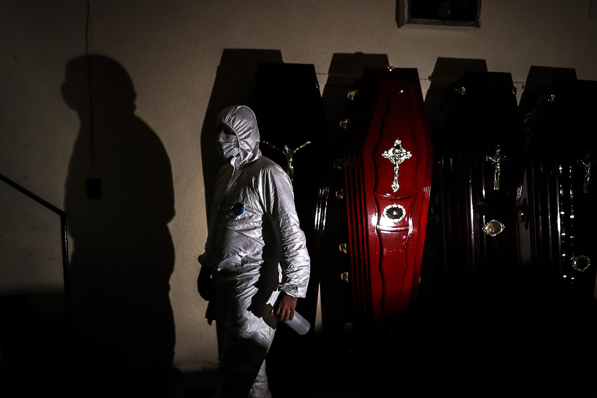 Un empleado de una funeraria desinfecta ataúdes en Buenos Aires.