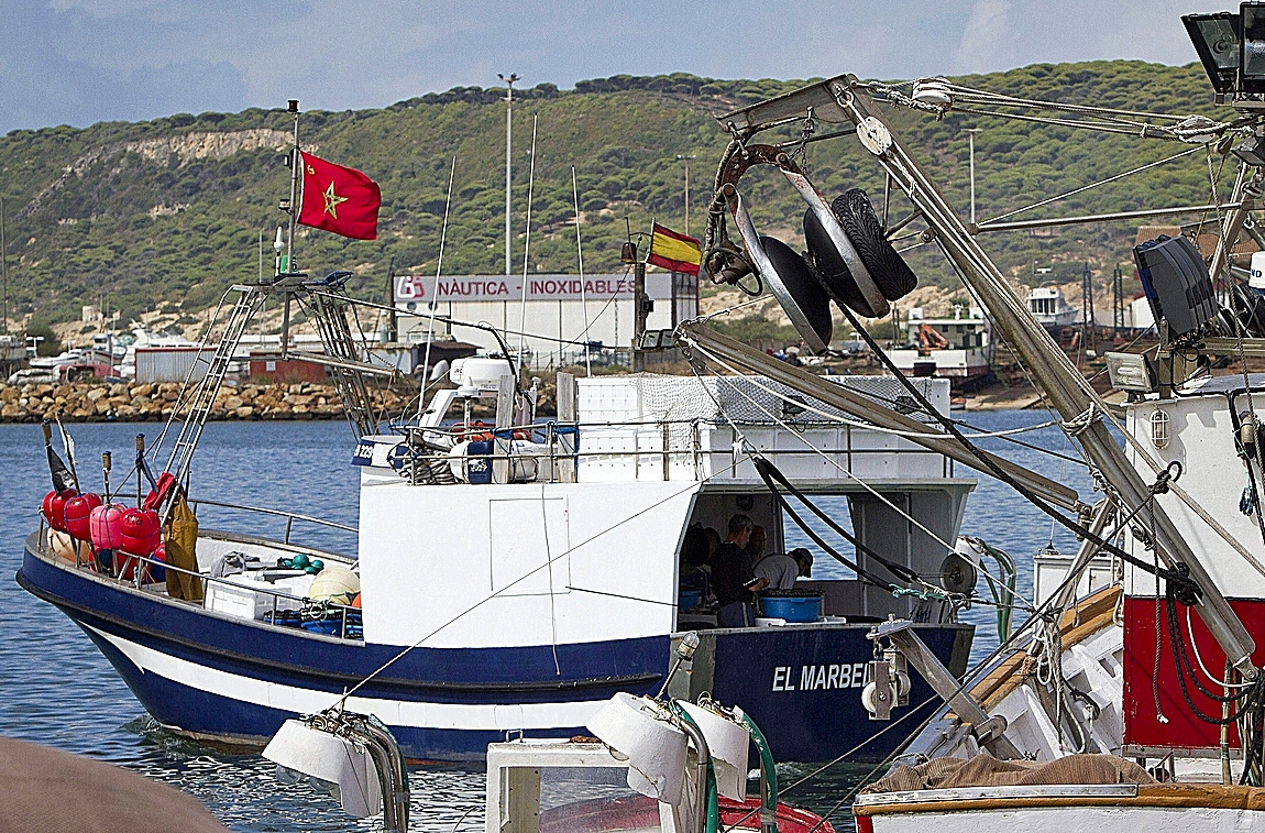Barco de pesca español en las costas de Barbate.