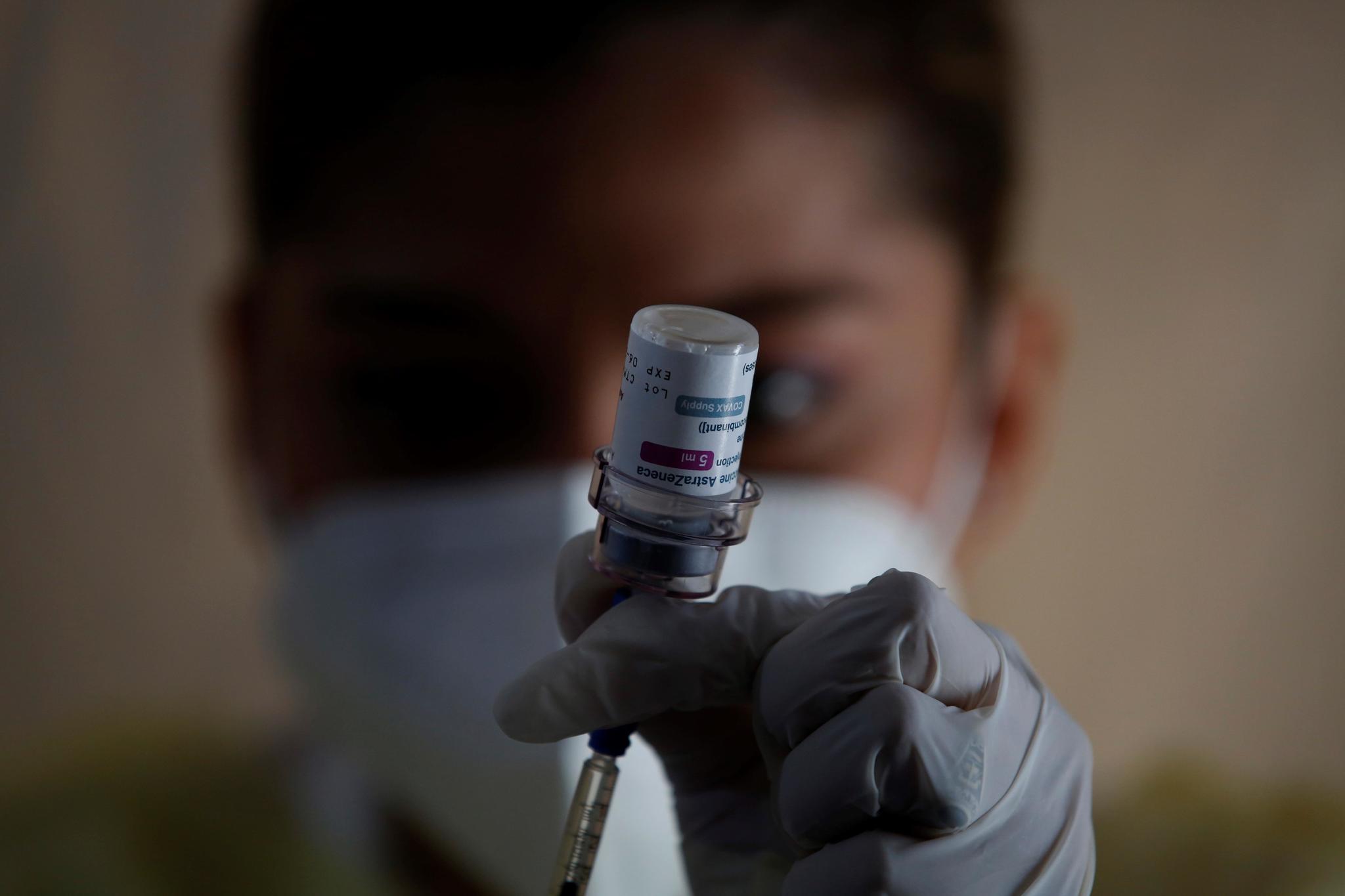 Una enfermera prepara una dosis de la vacuna AstraZeneca contra el Covid-19.