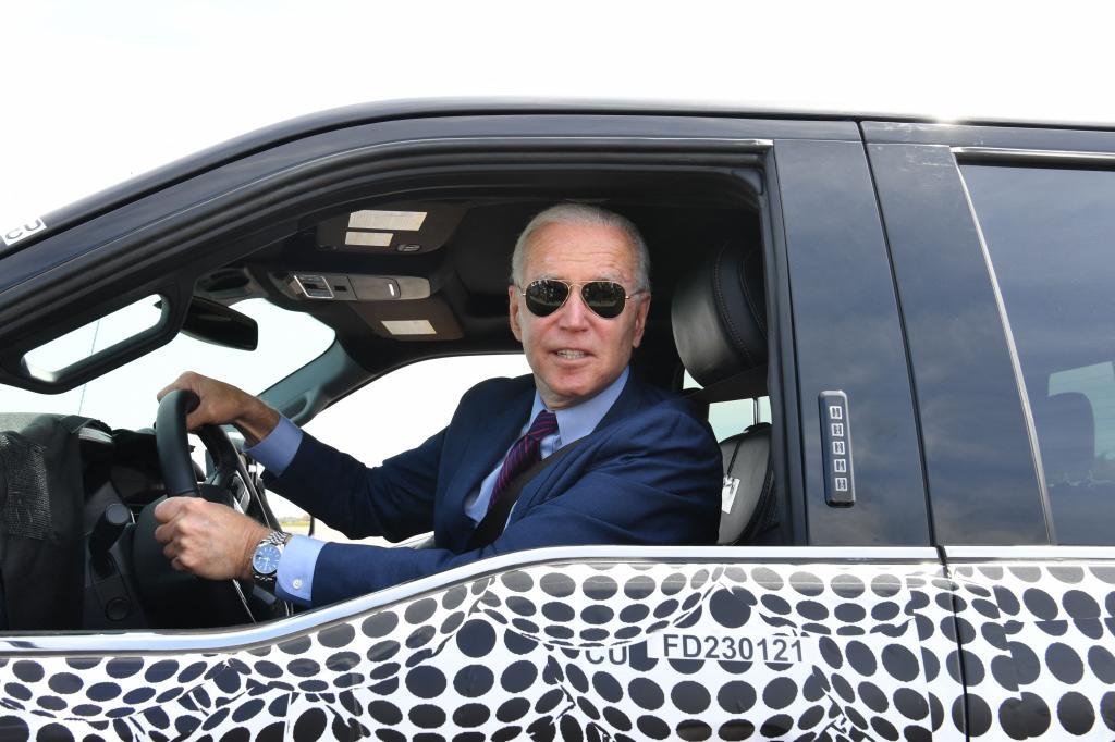 Joe Biden, presidente de EEUU probando una Ford F-150 Lightning. Ford F-Series, pick up, coches elctricos, Dearborn