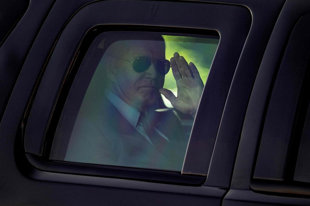 Joe Biden, presidente de EEUU, saluda desde La Bestia, su coche presidencial. The Beast, La Bestia
