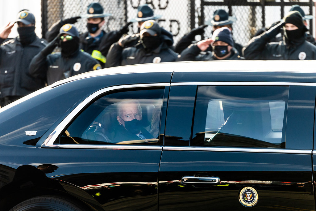 Joe Biden, saluda desde el coche presidencial, el da de la toma de posesin como 46 presidente de EEUU, US president, La Bestia, the beast, Donald Trump
