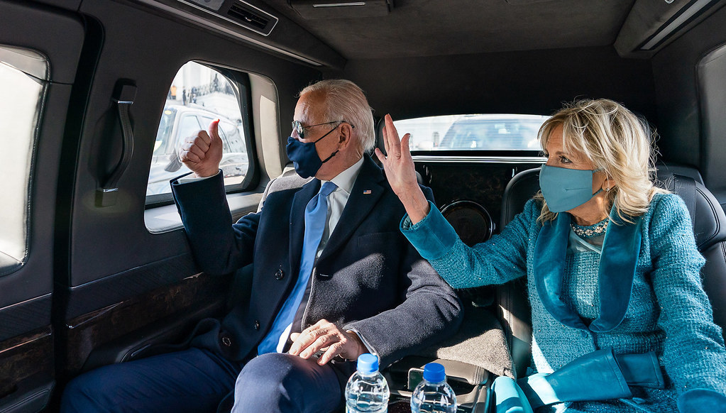 Joe Biden, presidente de EEUU, y la primera dama, Jill Biden, saludan desde La Bestia, The beast, Cadillac, US president, Ceremony