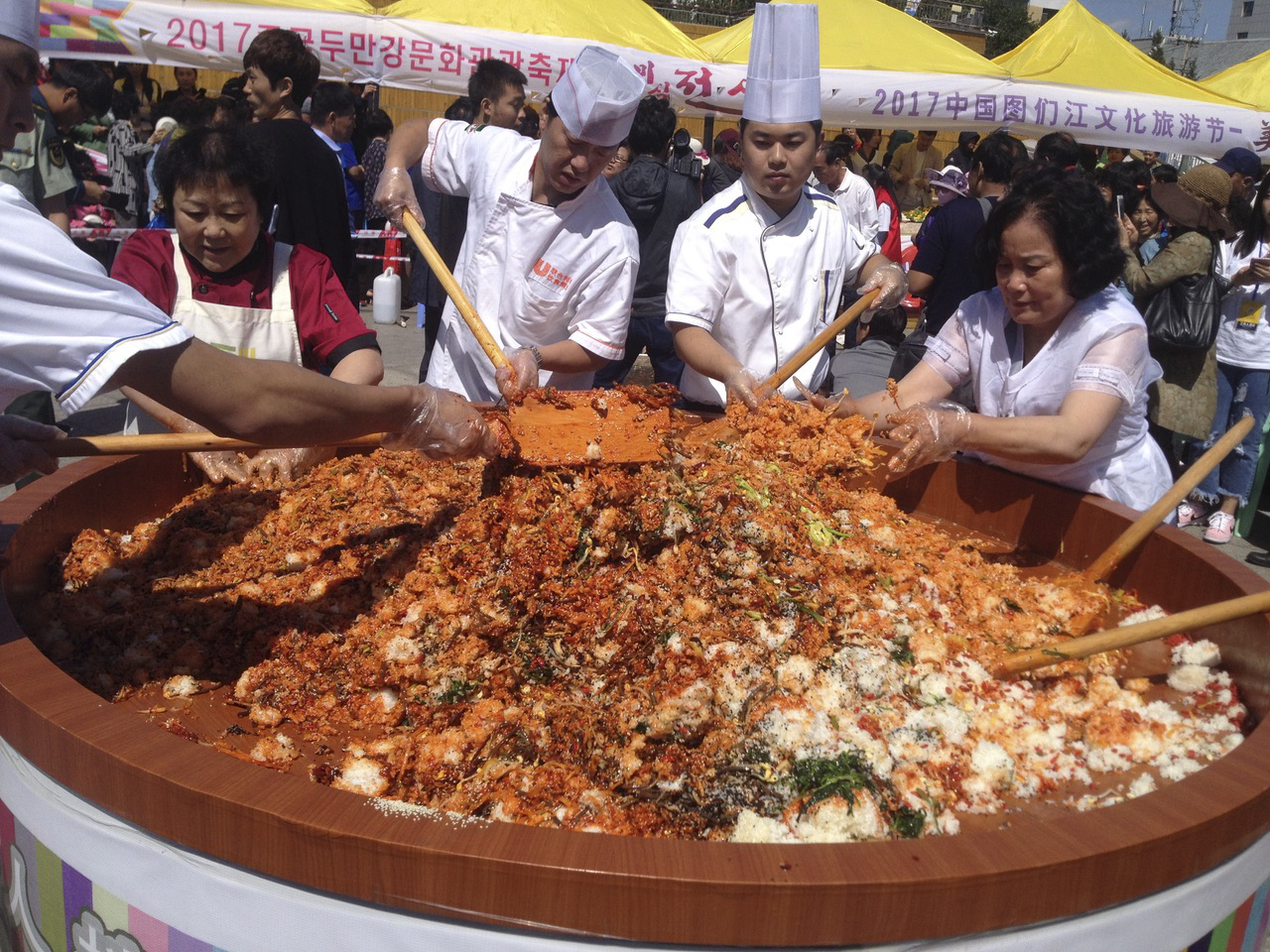 Tradicional arroz con verduras, en una fiesta popular entre la frontera de Corea del Norte con China