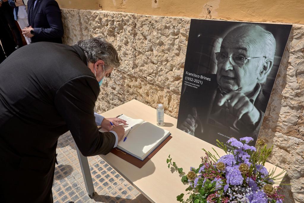 El ministro de Cultura, Jos Manuel Rodrguez Uribes, firma en el libro de condolencias en la capilla ardiente con los restos de Brines.