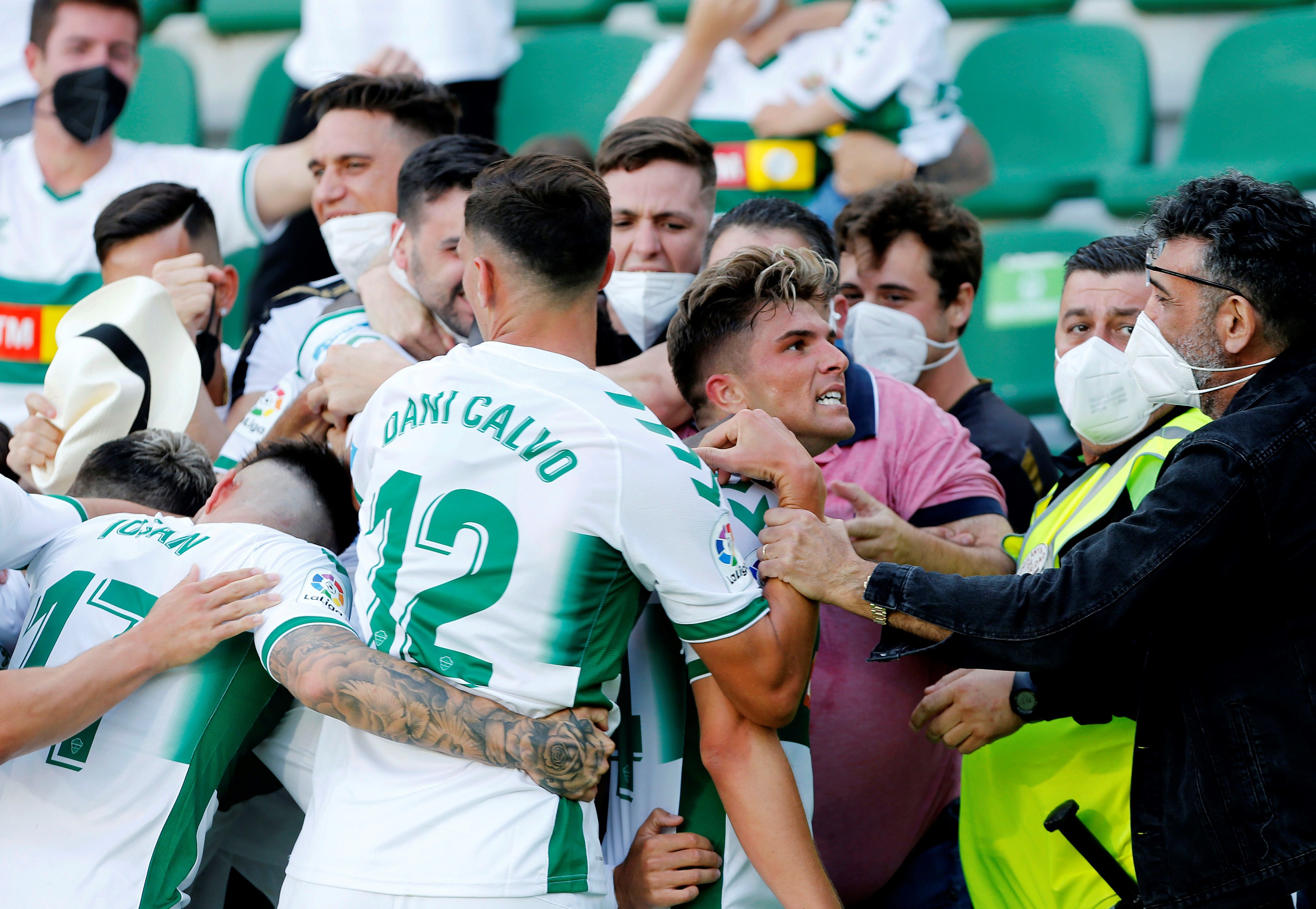 Ral Guti celebra el segundo gol en el Martnez Valero