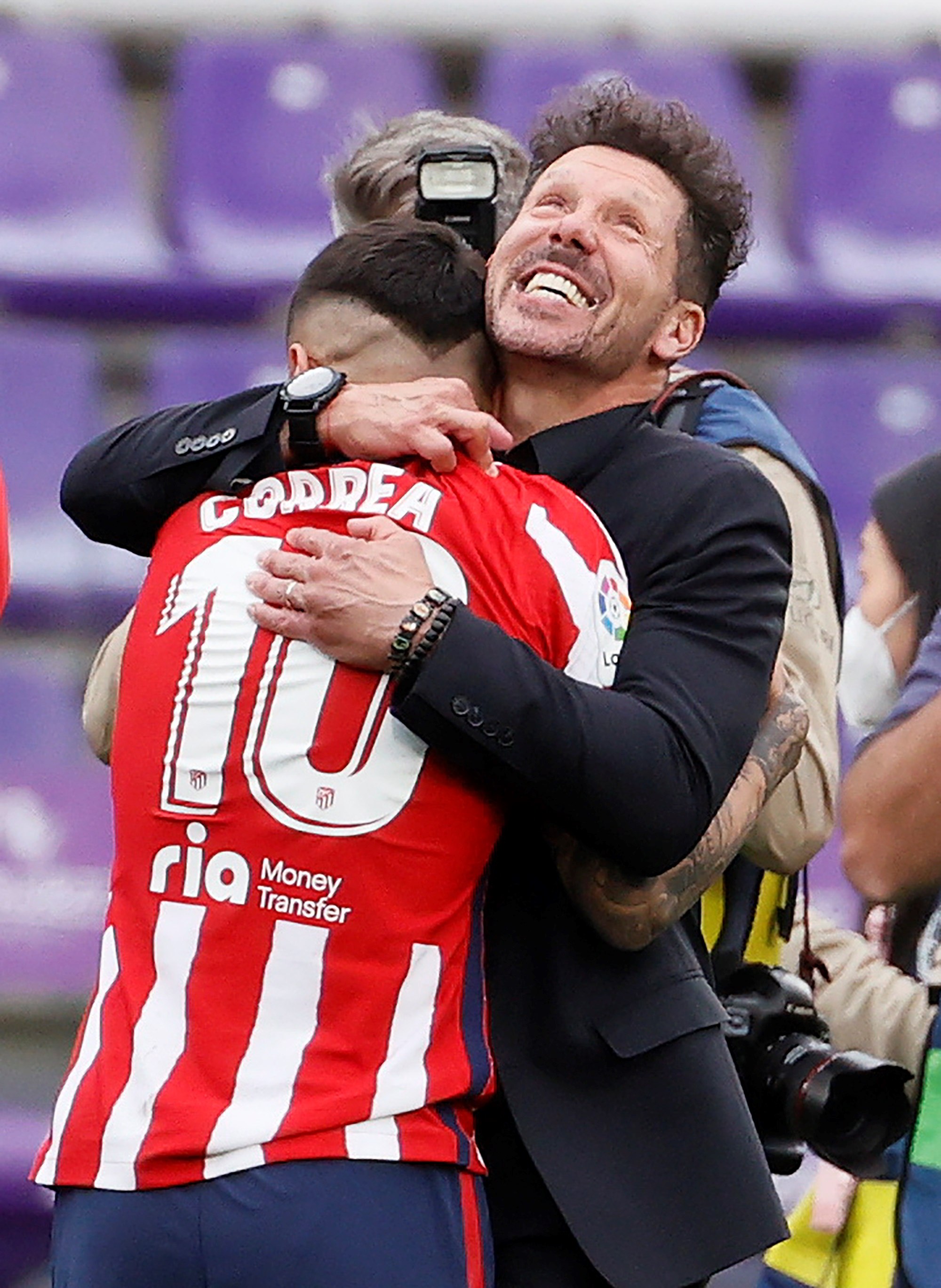 Simeone abraza a Correa tras el final del partido en Valladolid.