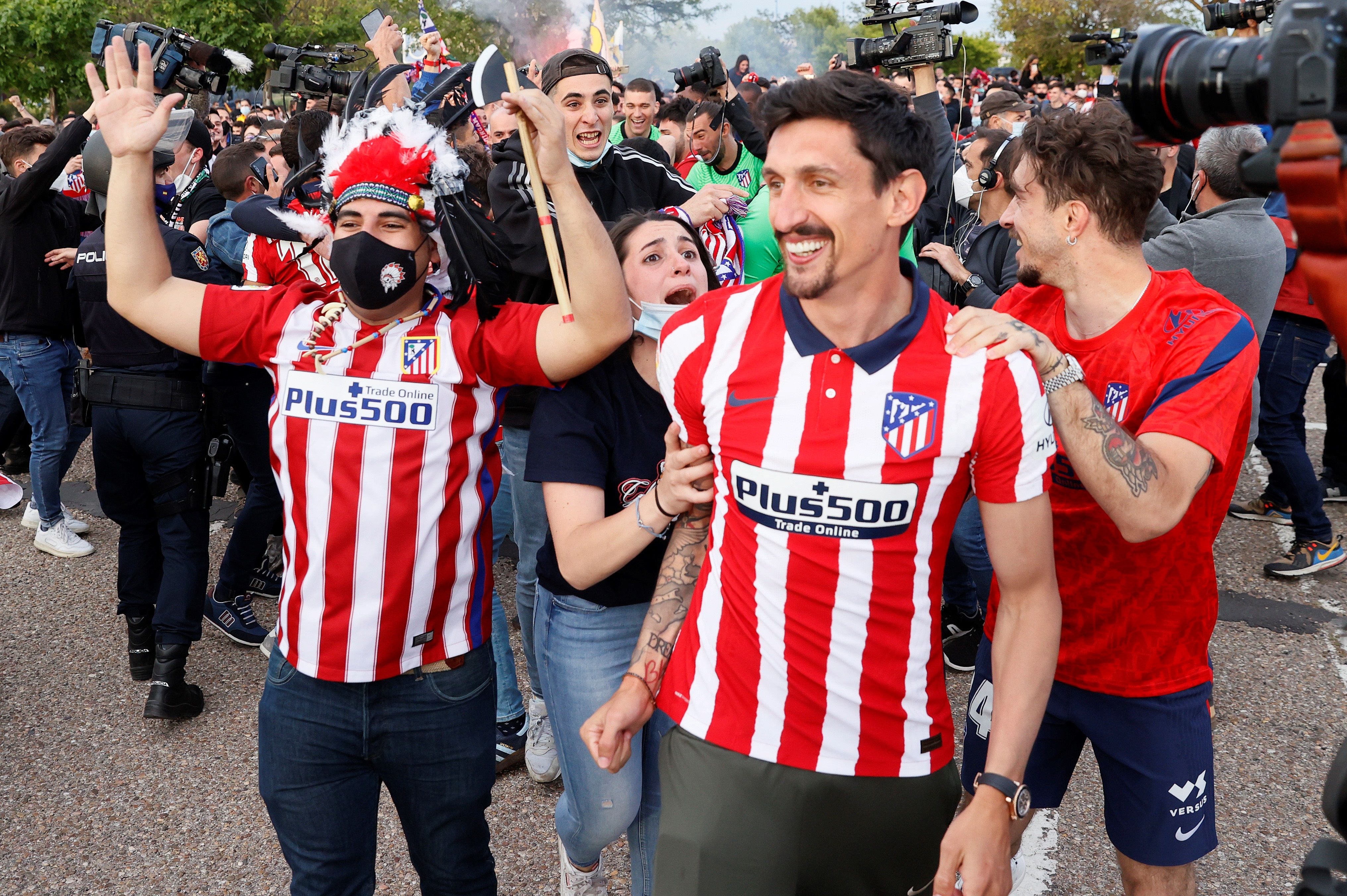 Savic, sin mascarilla, celebra la Liga con los aficionados.