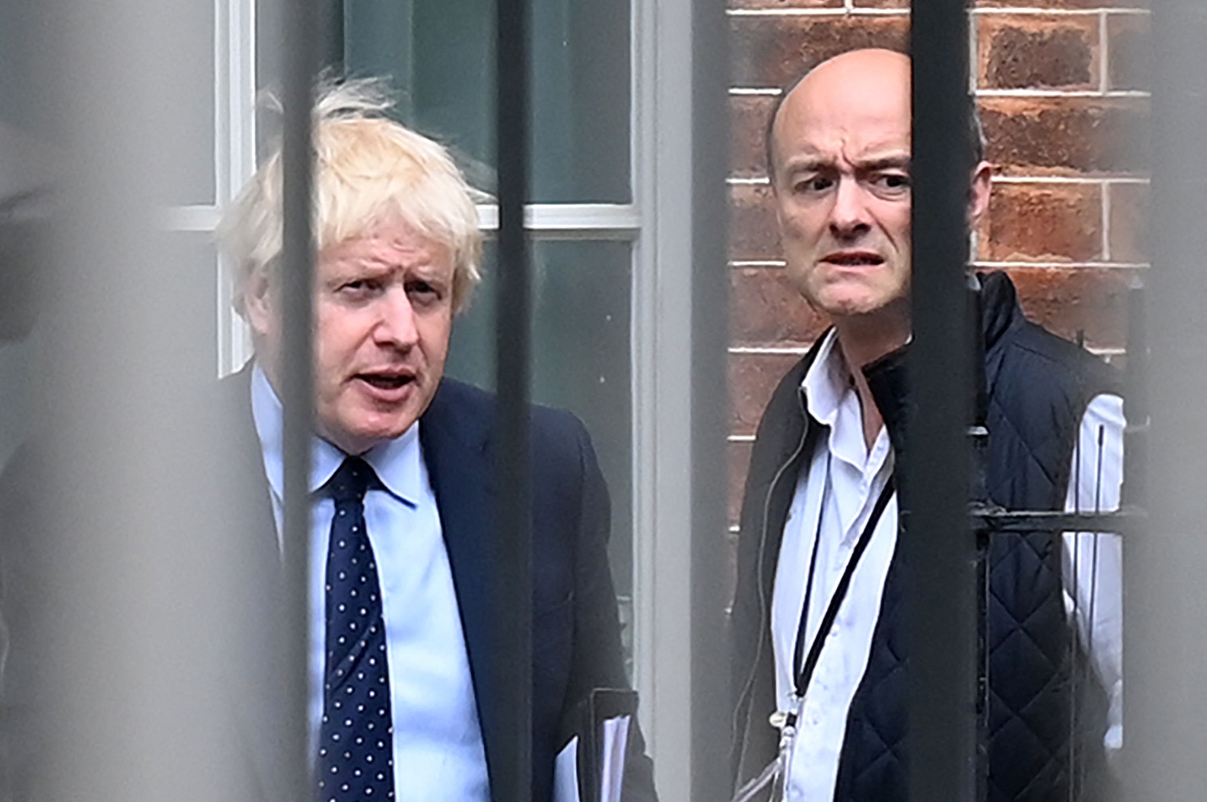 Boris Johnson junto a su ex asesor Dominic Cummings.