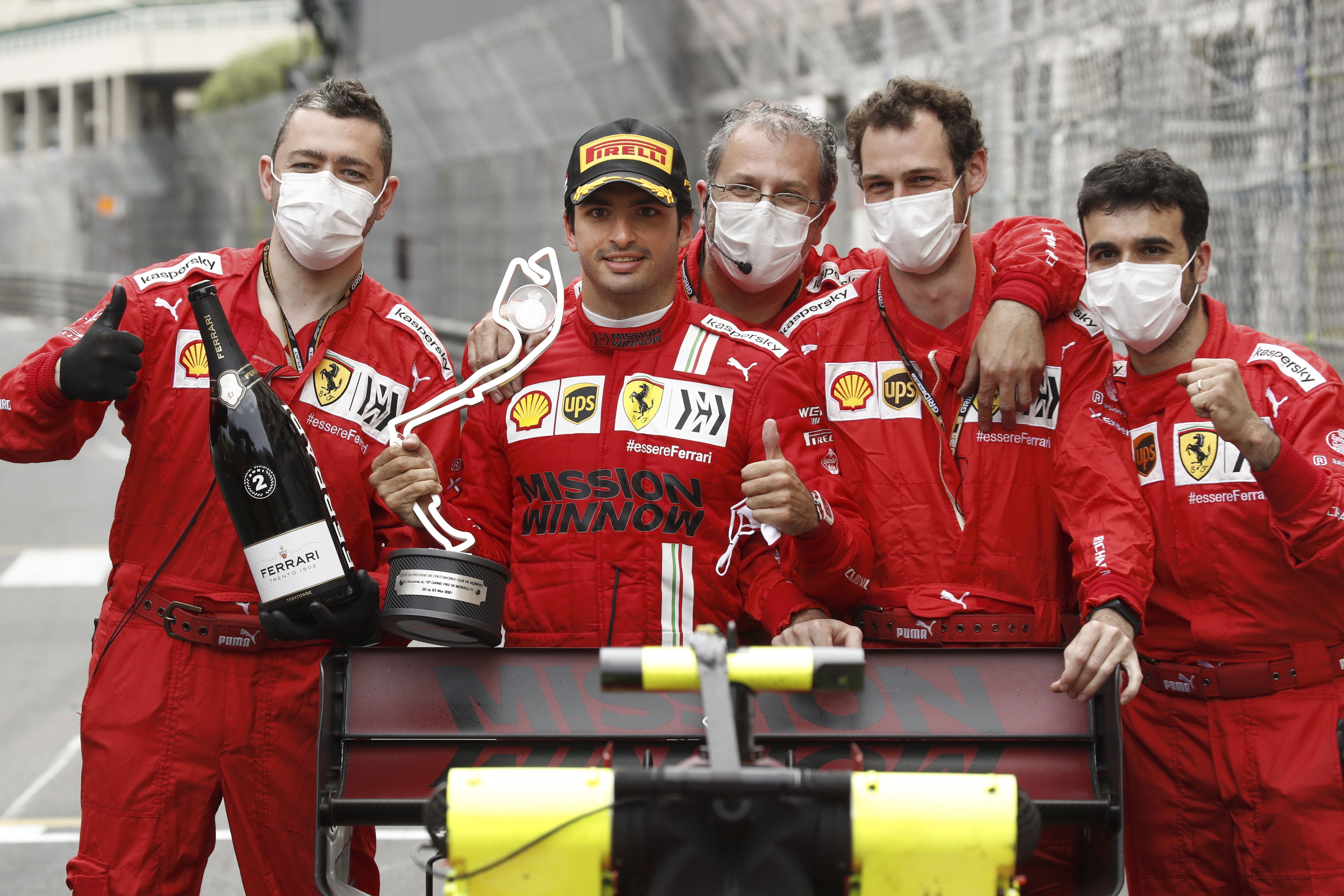 Sainz, con su trofeo en Mnaco, junto a miembros de su equipo.