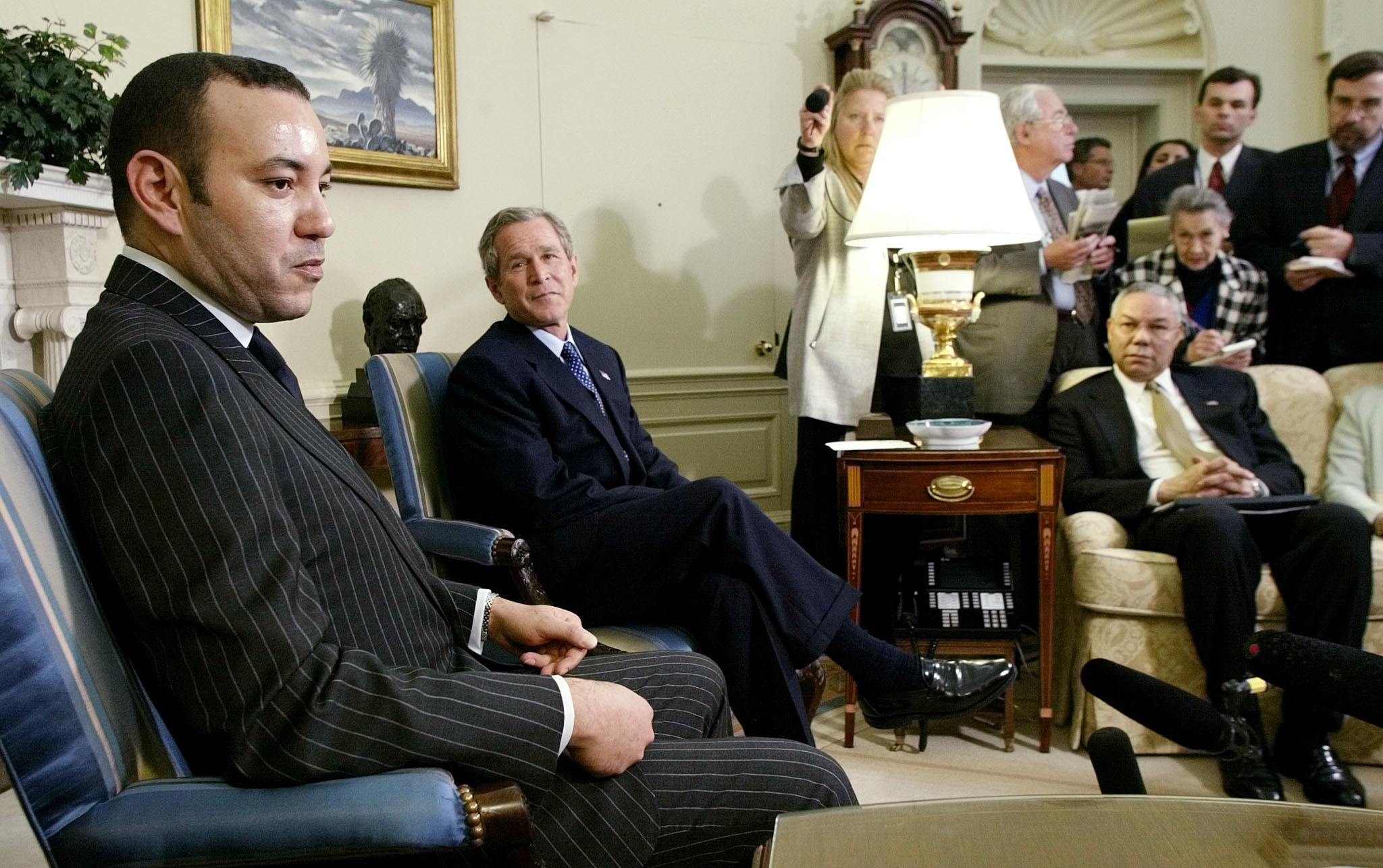Mohamed VI junto a George W. Bush y el secretario de estado Colin Powell, en 2002.