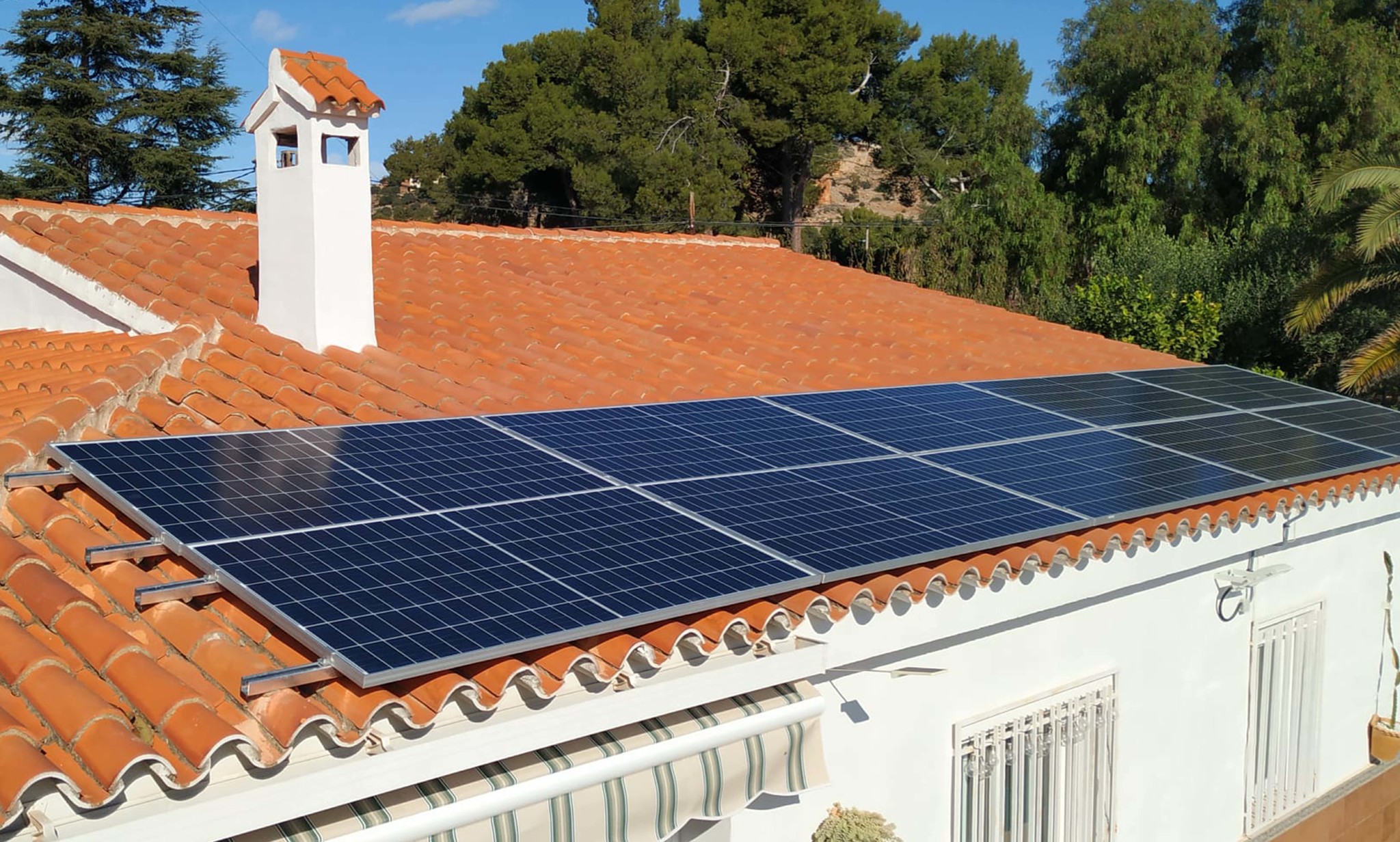 Placas solares instaladas en el techo de una vivienda en Castelln.
