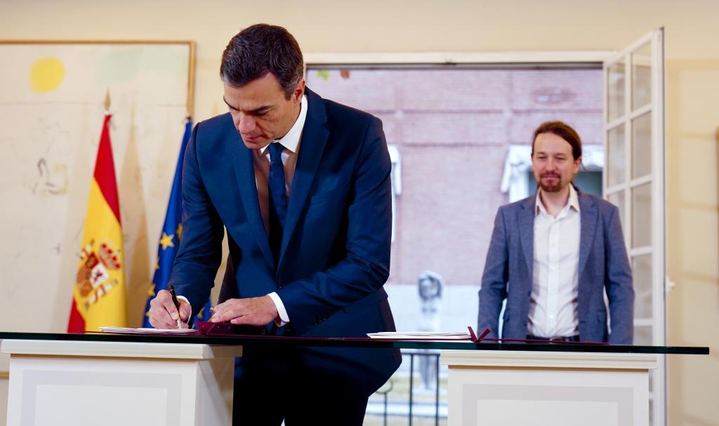 El presidente del Gobierno, Pedro Snchez, y Pablo Iglesias firman el acuerdo de Gobierno.