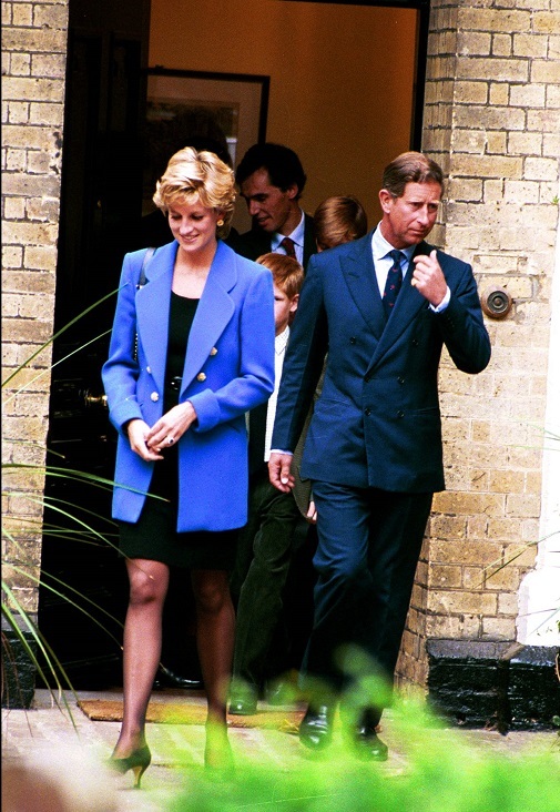 Diana de Gales junto al prncipe Carlos en la dcada de los 90. Chaqueta azul.