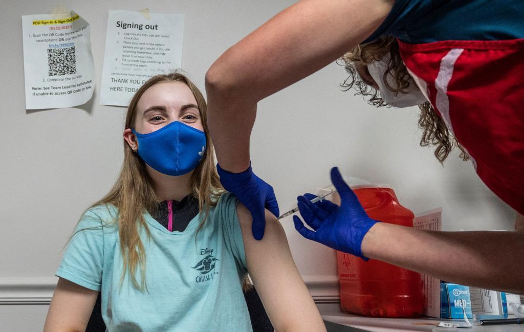 Una adolescente de 14 años es vacunada