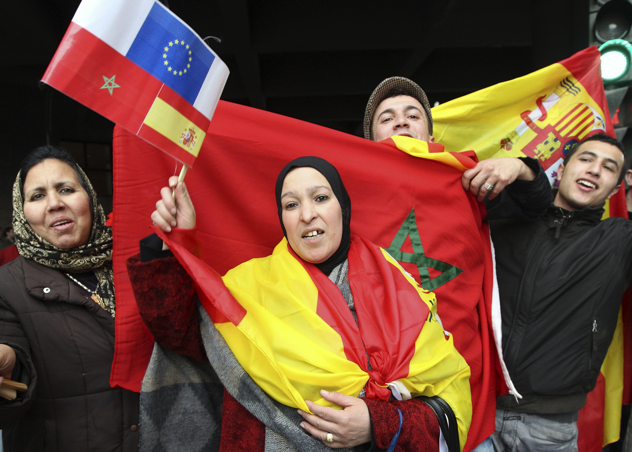 Marroques sostienen banderas de su pas y de Espaa.