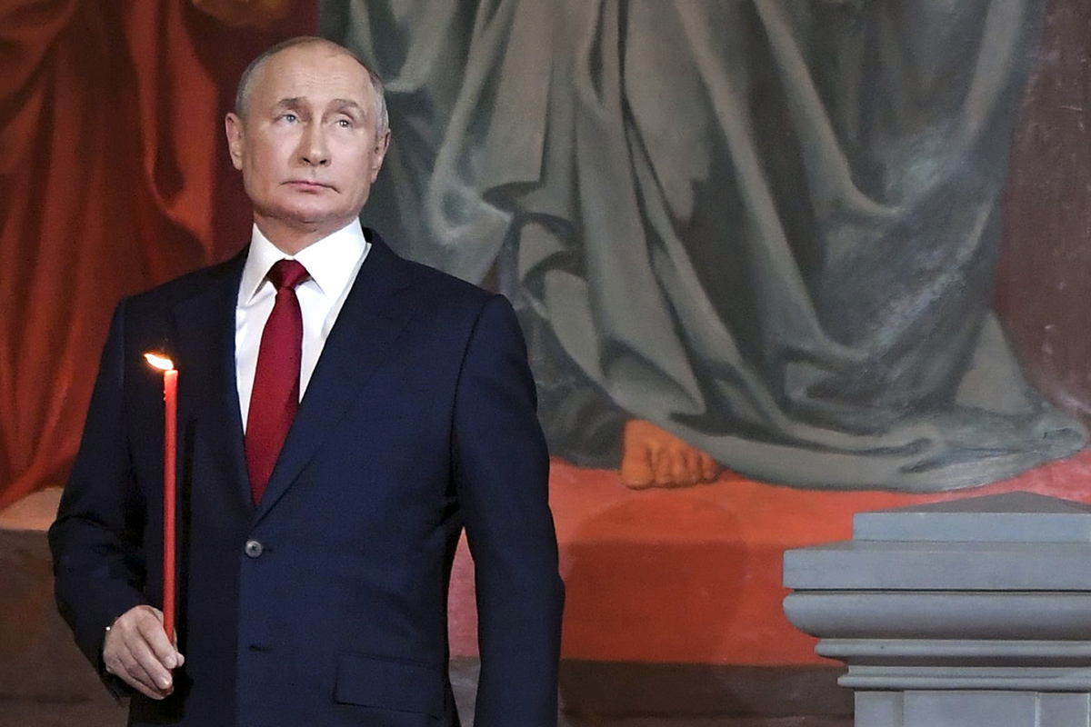 Vladimir Putin en una catedral de Mosc.