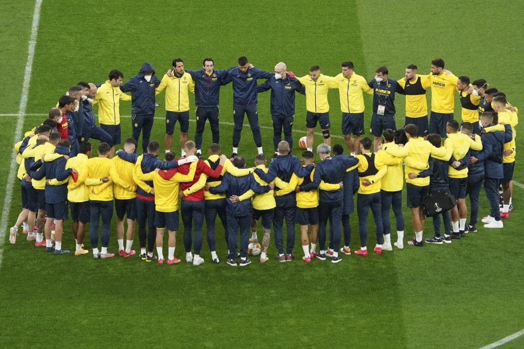 Los jugadores del Villarreal escuchando la charla de su tcnico