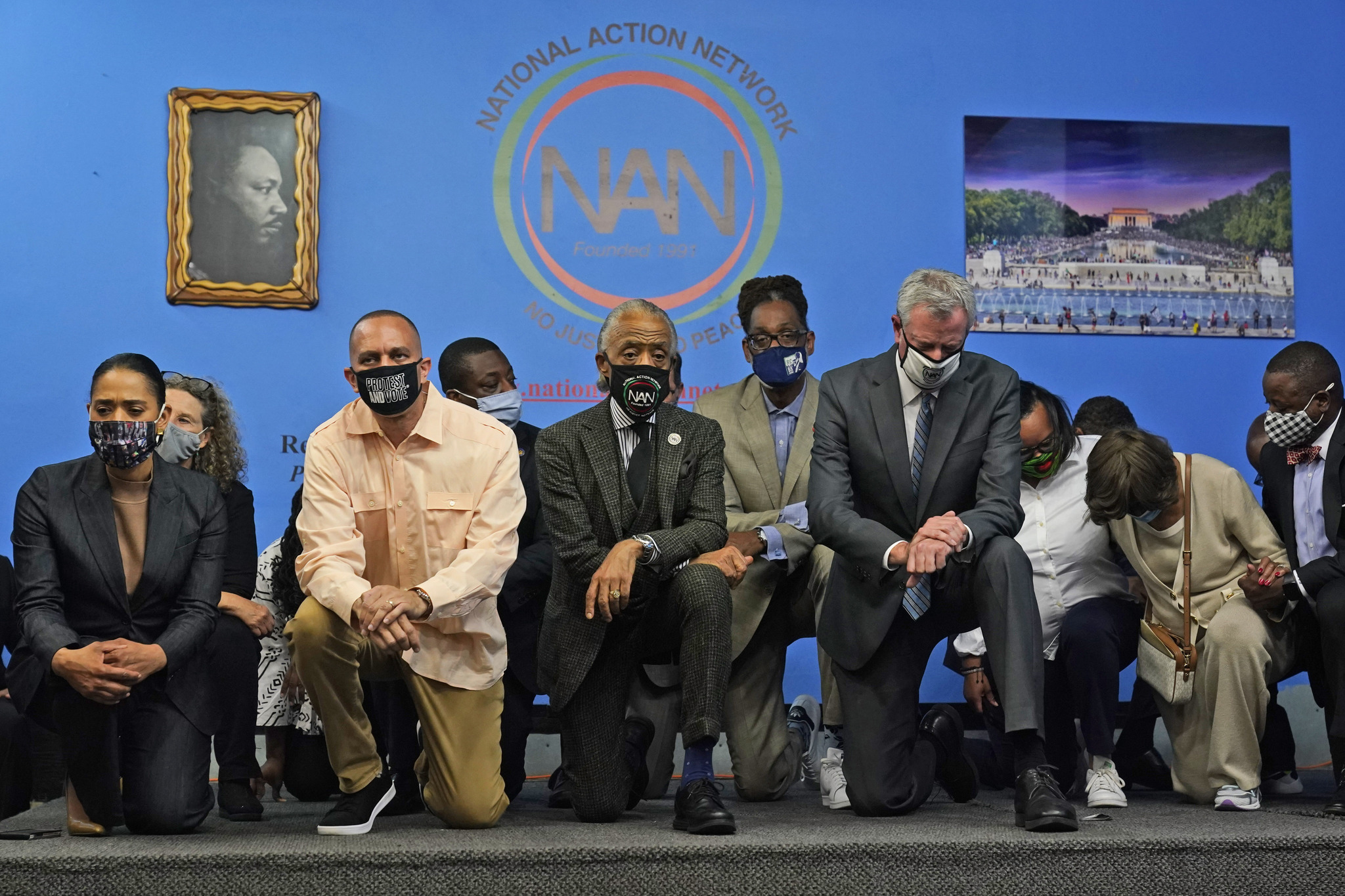 Líderes locales, incluido el alcalde de Nueva York, se arrodillan en homenaje a Floyd.