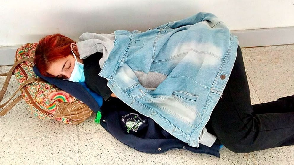 Lara Arreguiz, tumbada en el suelo de un hospital, en una imagen difundida por su madre.