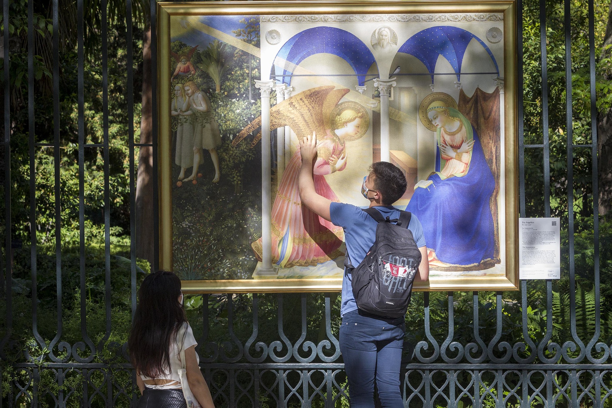 Rplica de 'La Anunciacin' de Fra Angelico en el Paseo del Prado del Real Jardn Botnico.