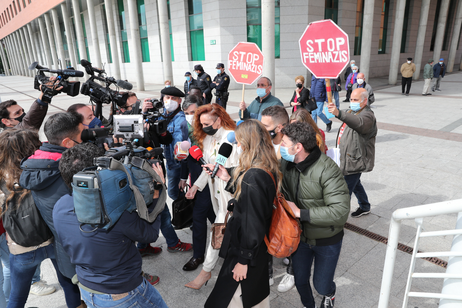 Stop Feminazis y su acoso a Rociito, ZP y Pablemos | Sin noticias de Dior