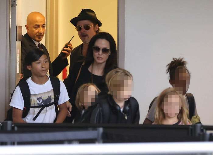 Brad Pitt y Angelina Jolie, con cinco de sus seis hijos.