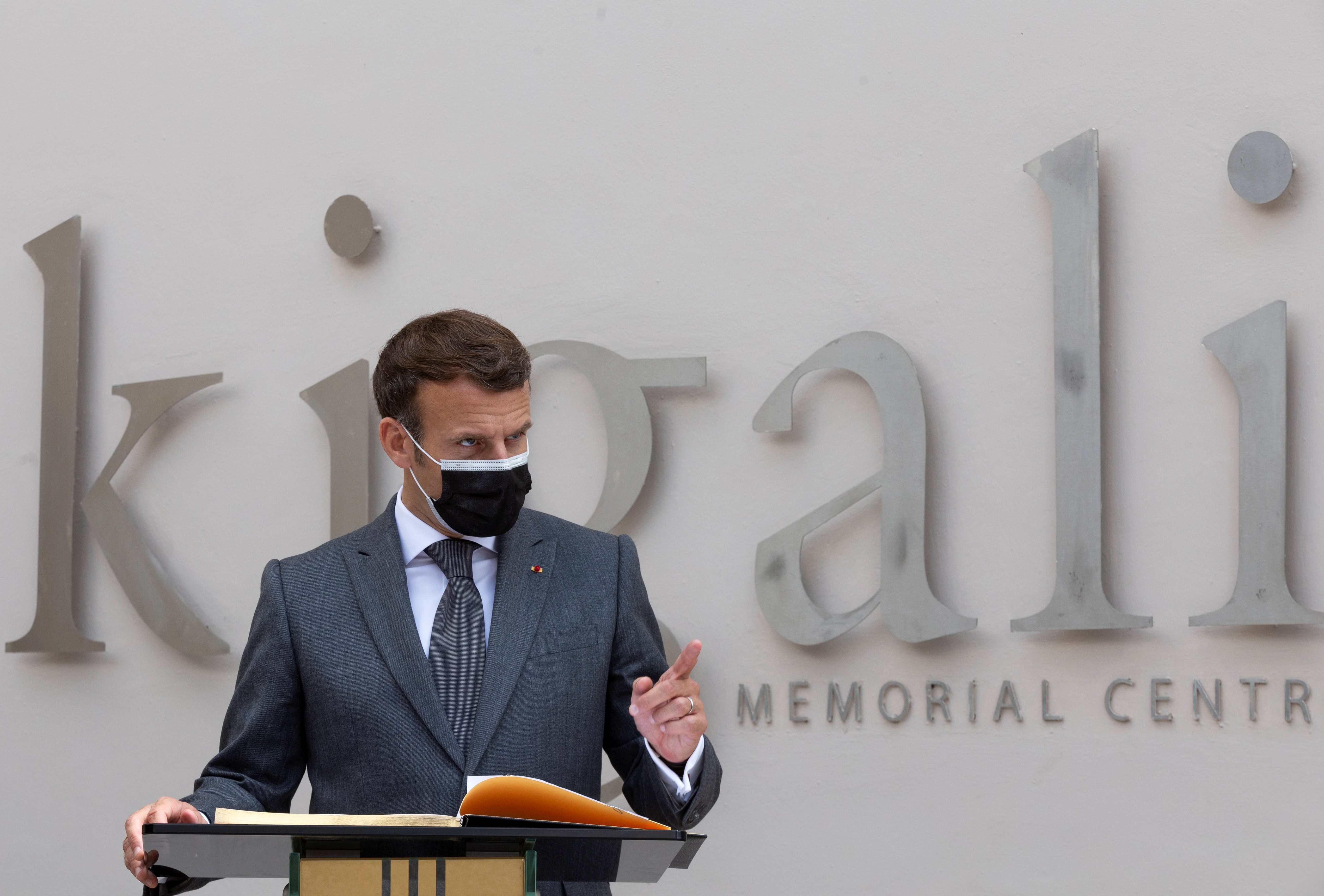 Emmanuel Macron en el Memorial del genocidio en Gisozi.  g