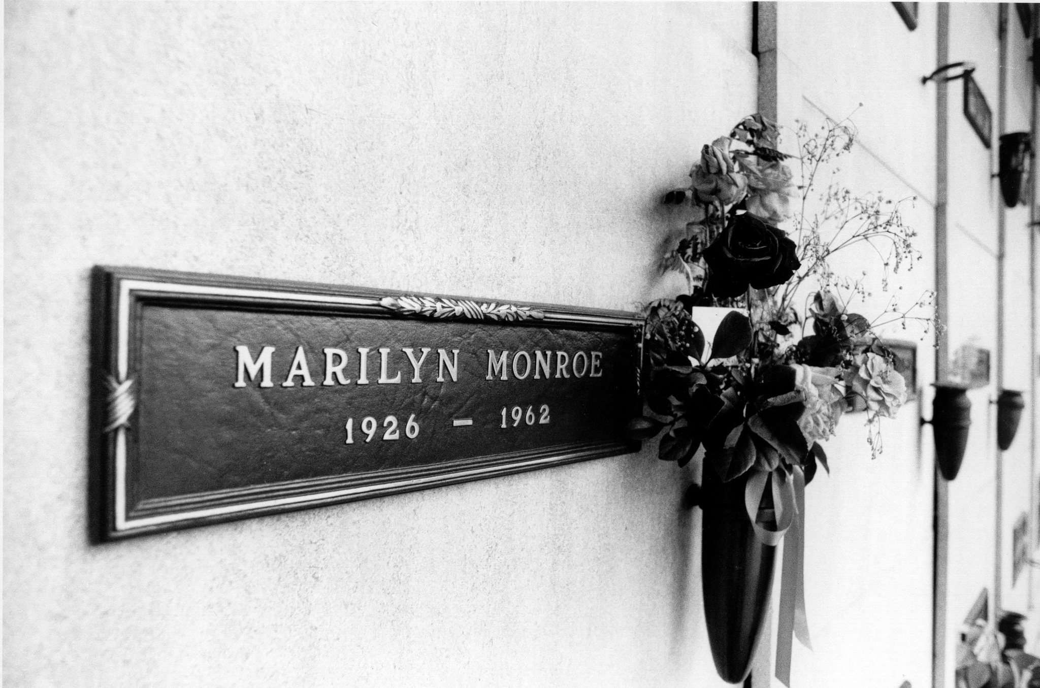 La l�pida de la tumba de la actriz en el Westwood Memorial Park de Los �ngeles.