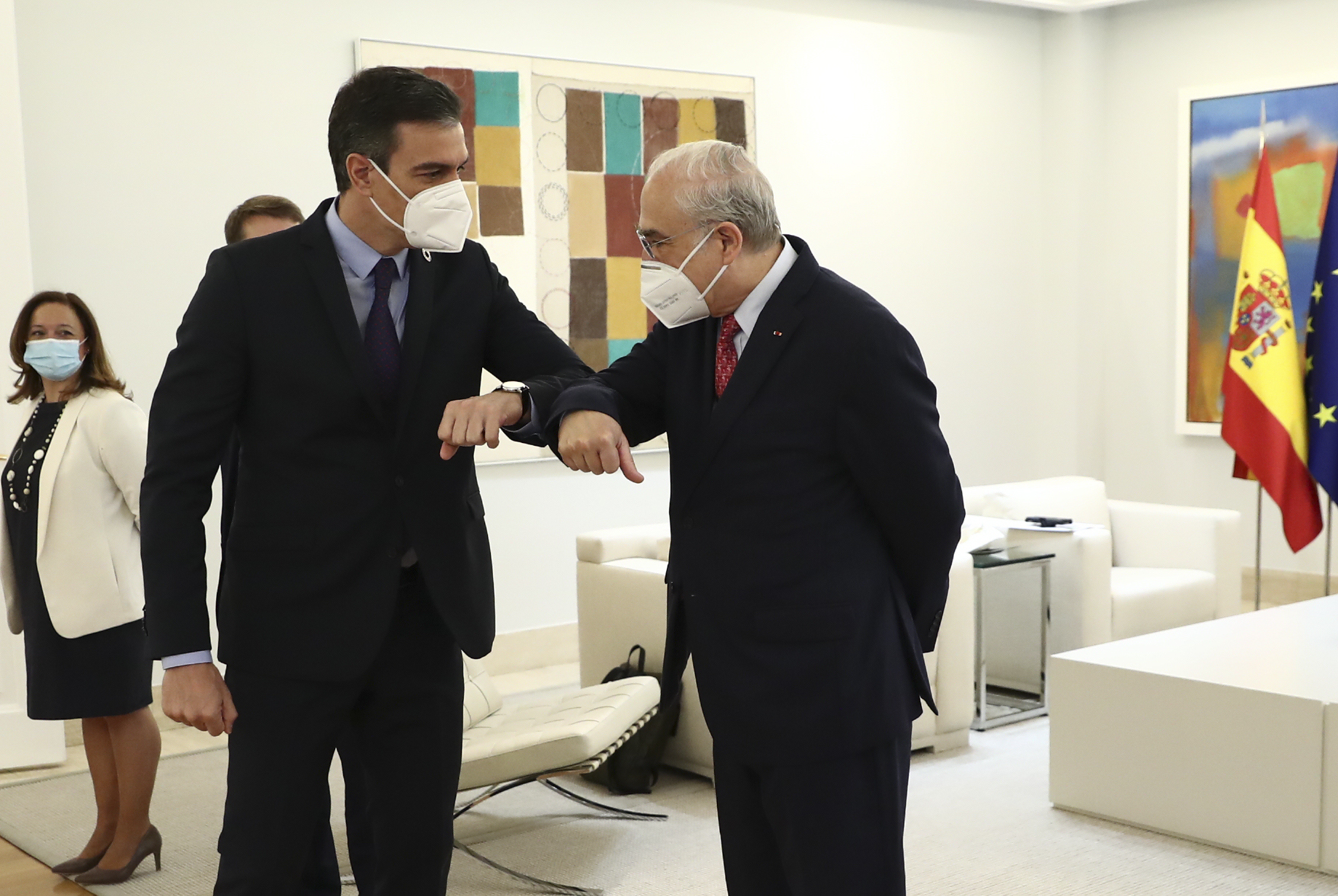 El presidente del Gobierno, Pedro Snchez, saluda al secretario general de la OCDE, ngel Gurra, en un acto del pasado 13 de mayo.