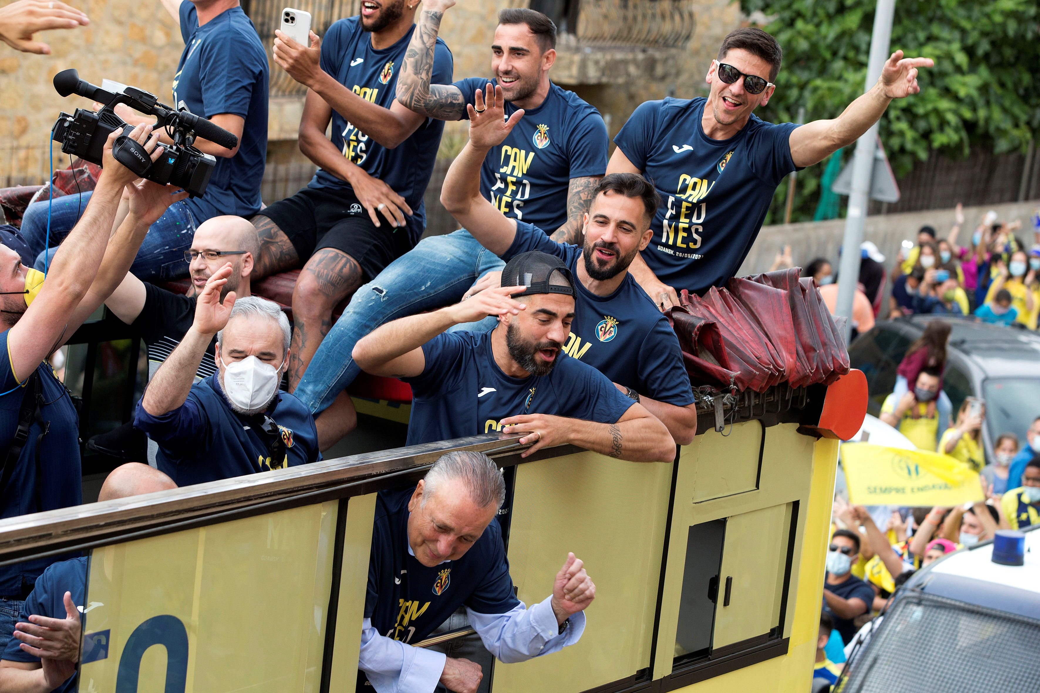 Los jugadores del Villarreal, con Fernando Roig, durante la celebracin.