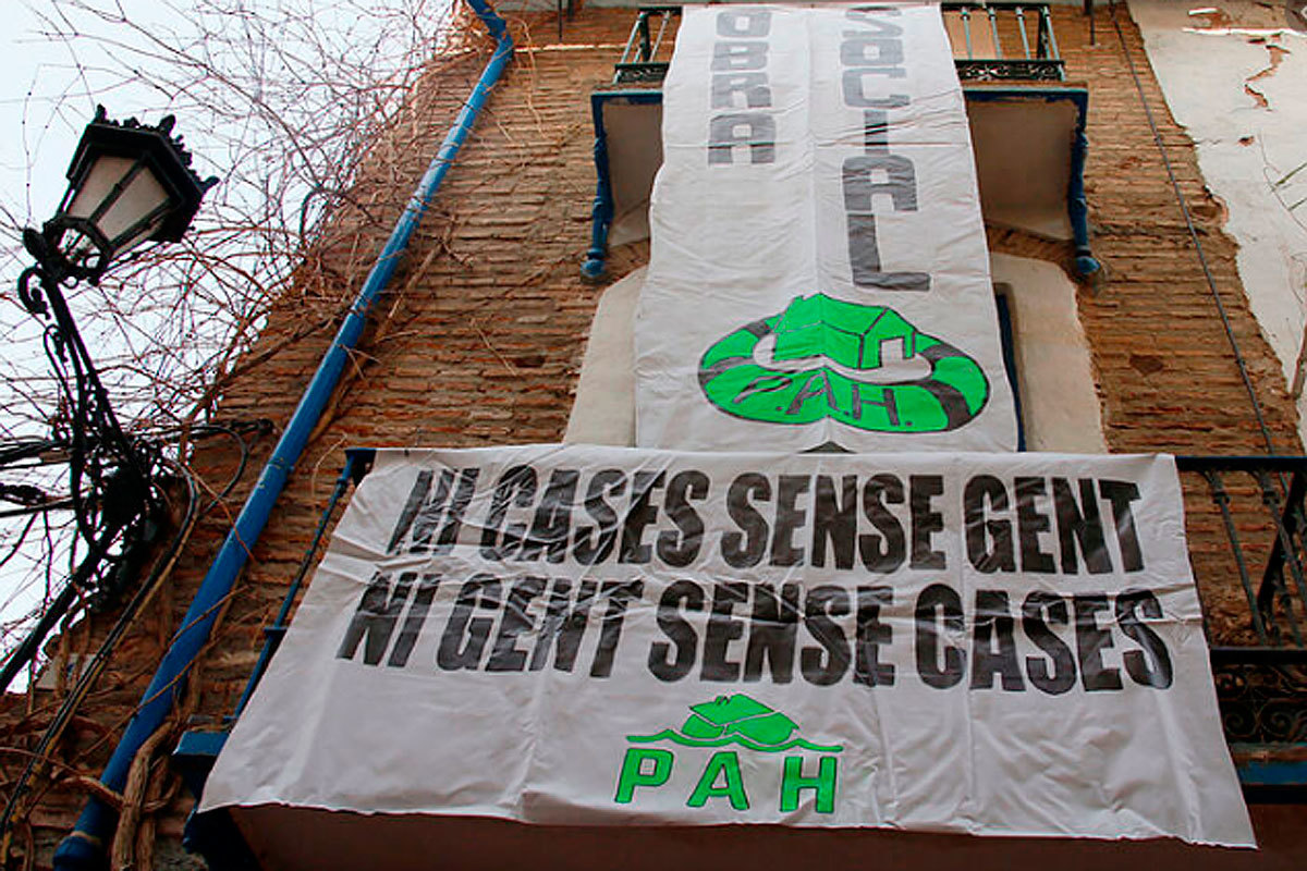 Una pancarta en un edificio 'okupado' de Castelln el pasado mes de marzo. EUGENIO TORRES