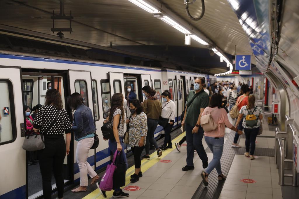 Entrada y salida de pasajeros en una estacin del Metro de Madrid.