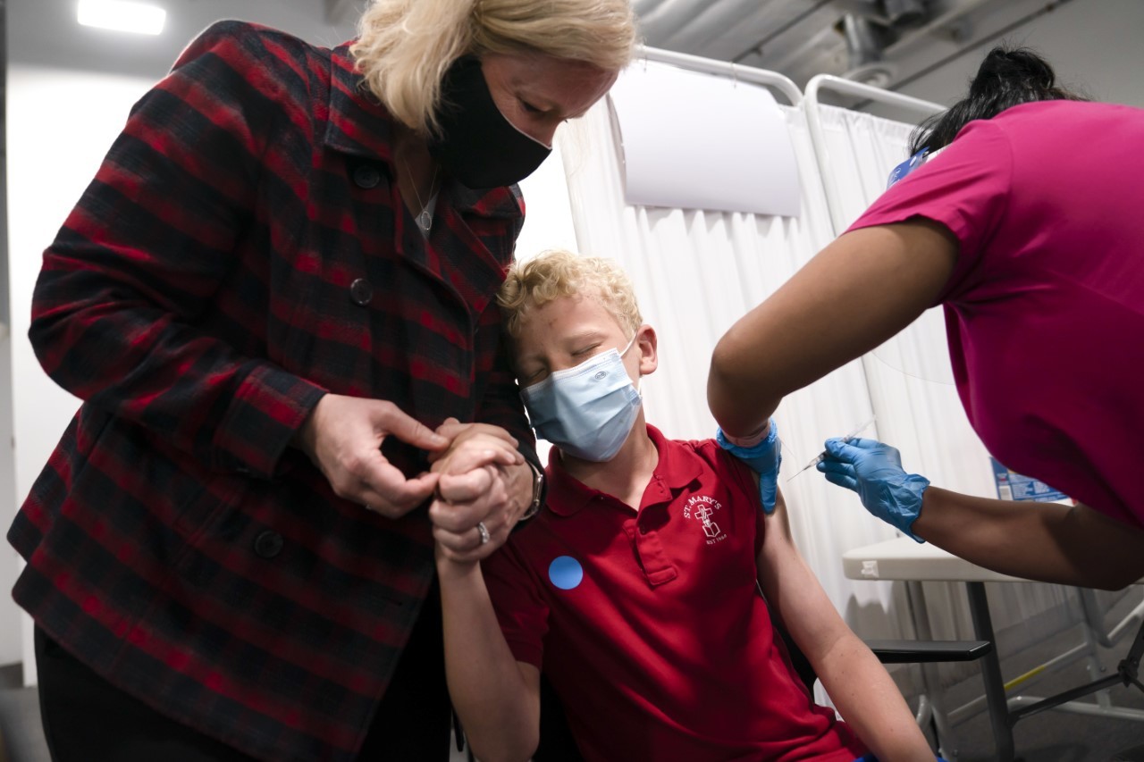 Un nio de 12 aos recibe la vacuna anti-Covid de Pfizer-BioNtech en el centro de Providence Edwards Lifesciences en Santa Ana, California (EEUU).