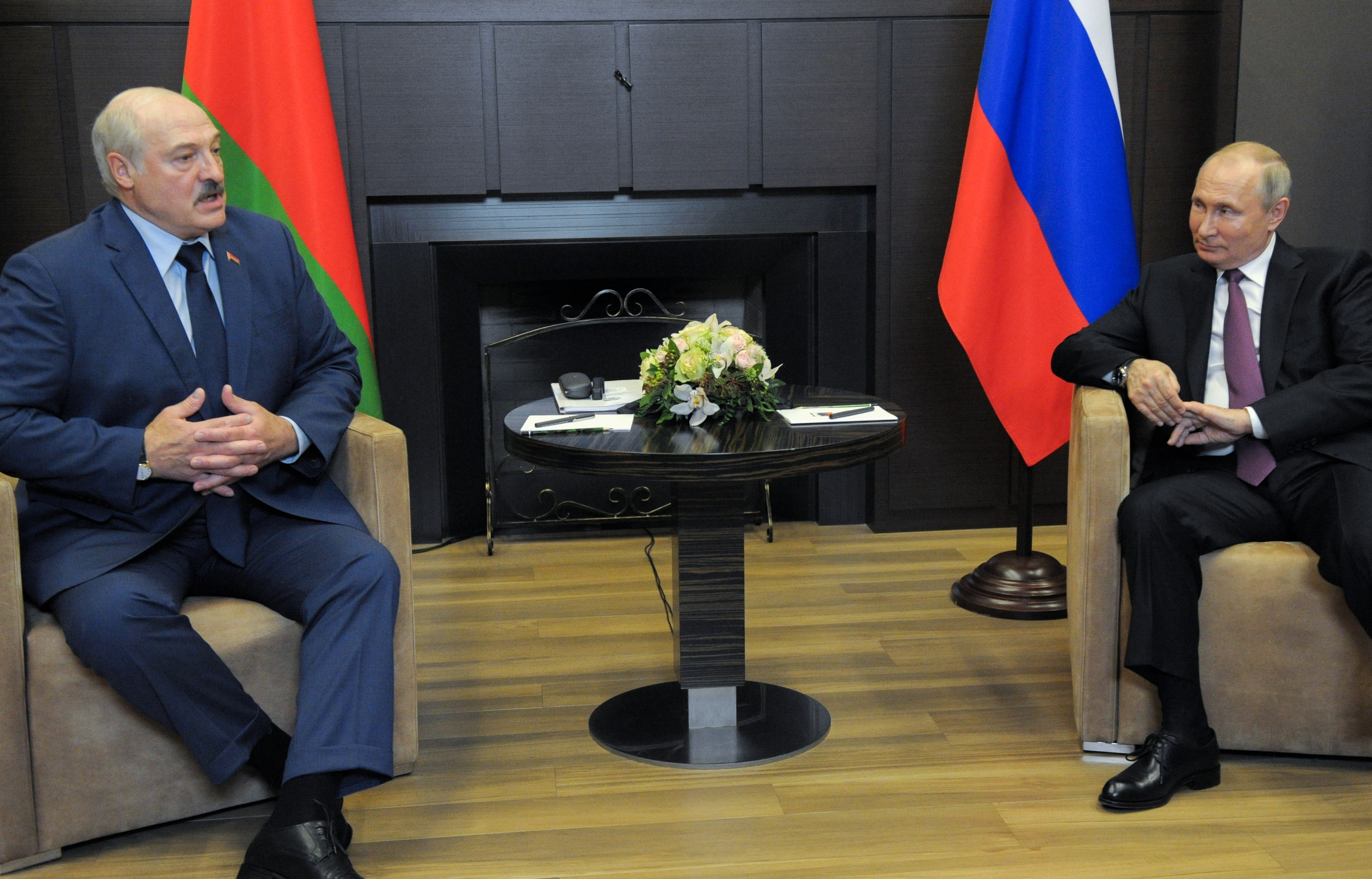 Alexander Lukashenko y Vladimir Putin en Sochi, Rusia, este viernes.