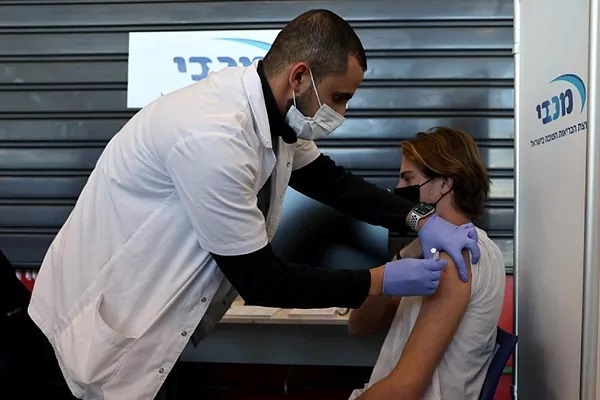 Vacunacin de un adolescente en Israel.
