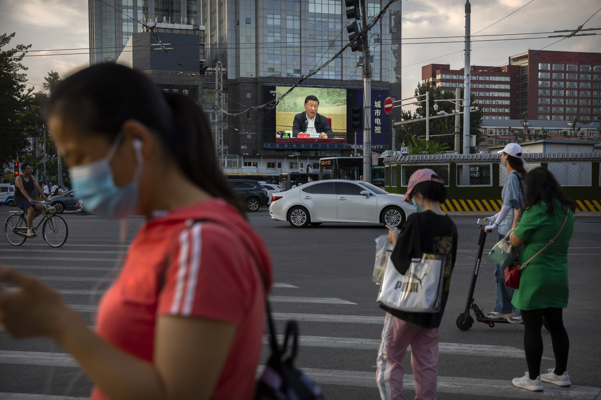Pantalla con la imagen de Xi Jinping en una calle de Pekín.