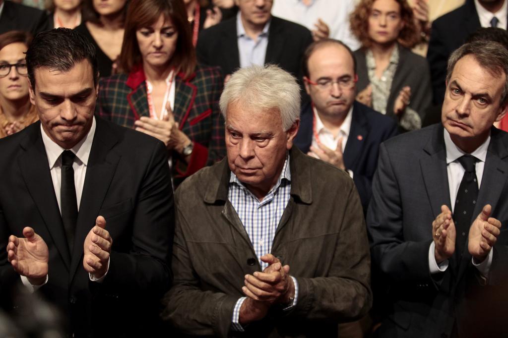 Pedro Snchez, Felipe Gonzlez y Jos Luis Rodrguez Zapatero, en un minuto de silencio por los atentados de Pars de 2015.