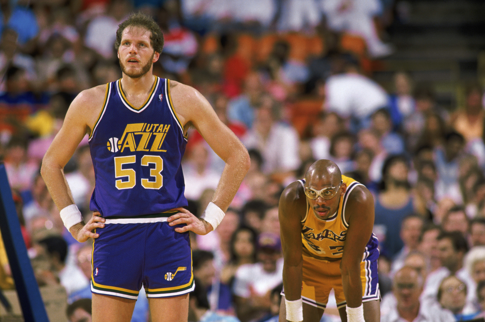 Eaton, junto a Jabbar, durante un Lakers-Jazz de 1989.