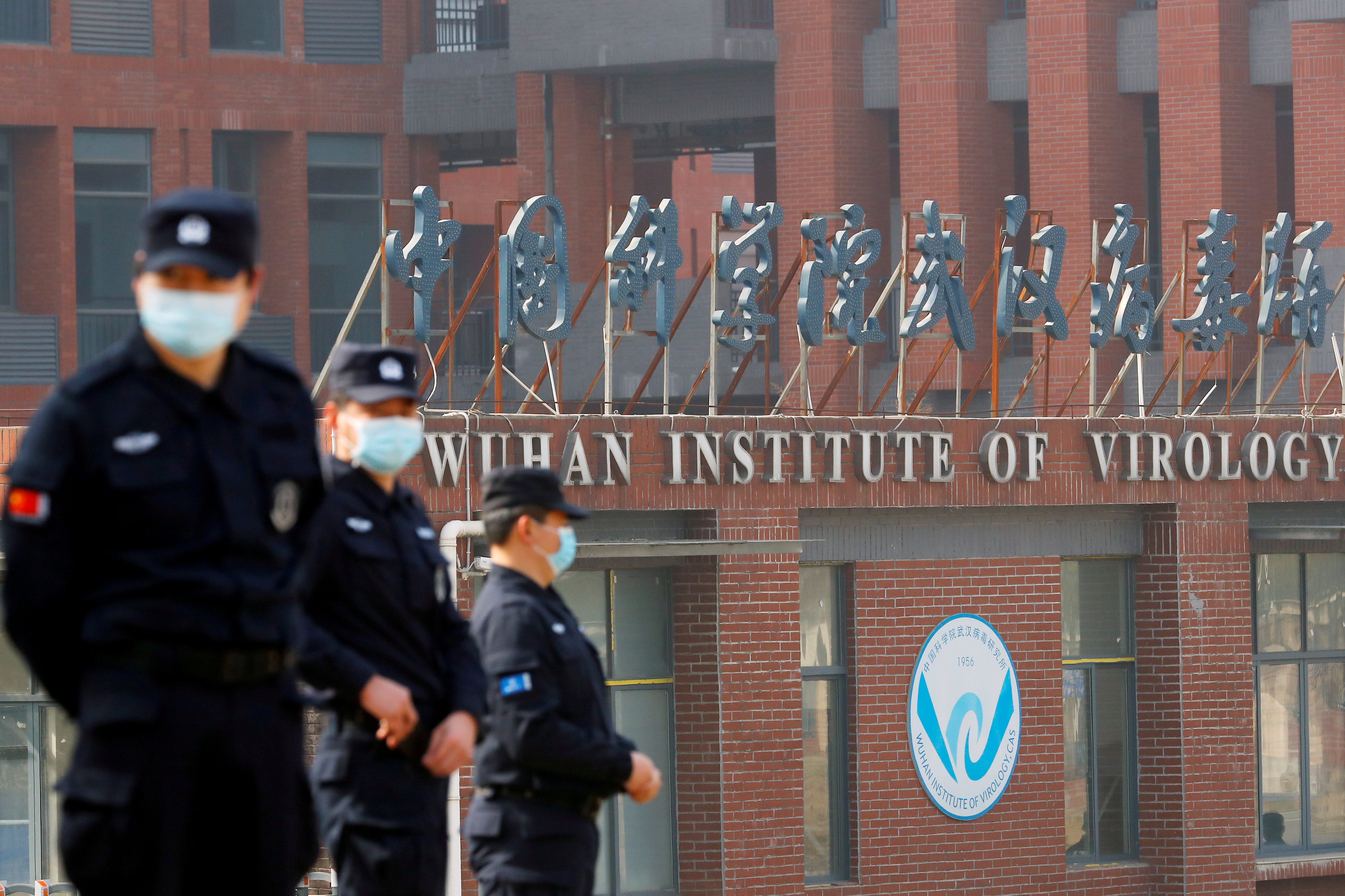 Agentes de seguridad vigilan el Laboratorio donde se centran las sospechas en Wuhan.