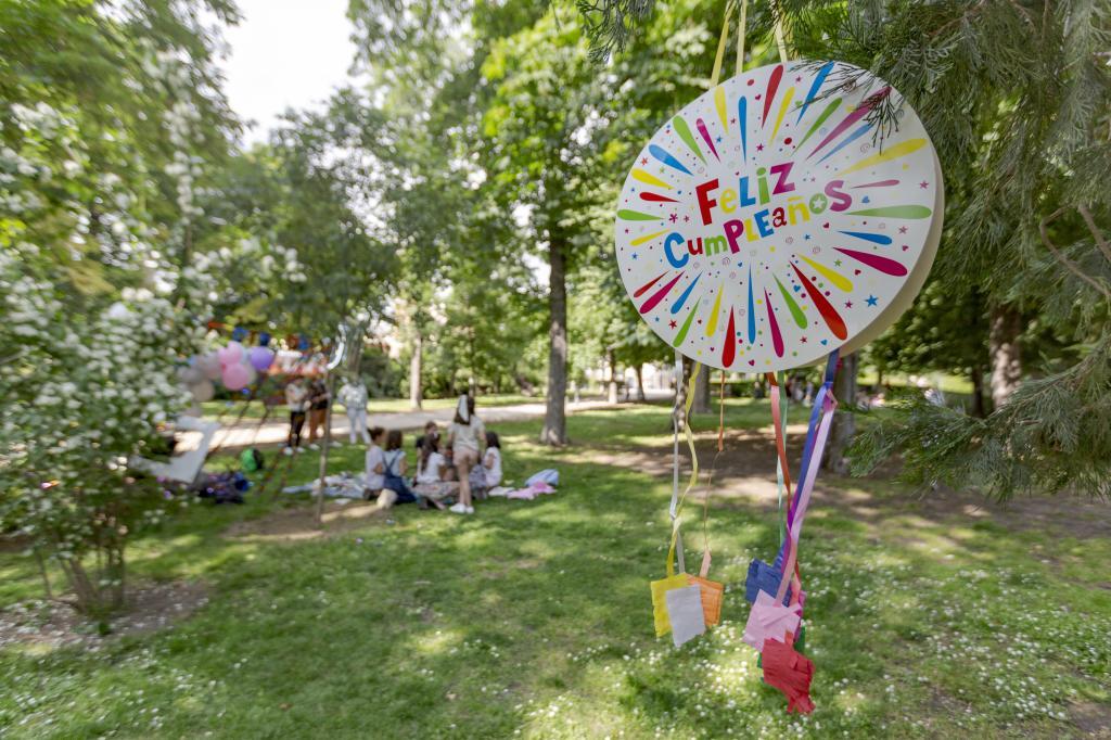 Sarabo árabe Limpiamente Resonar Los cumpleaños infantiles post-Covid cambian los parques de bolas por las  zonas verdes | Madrid