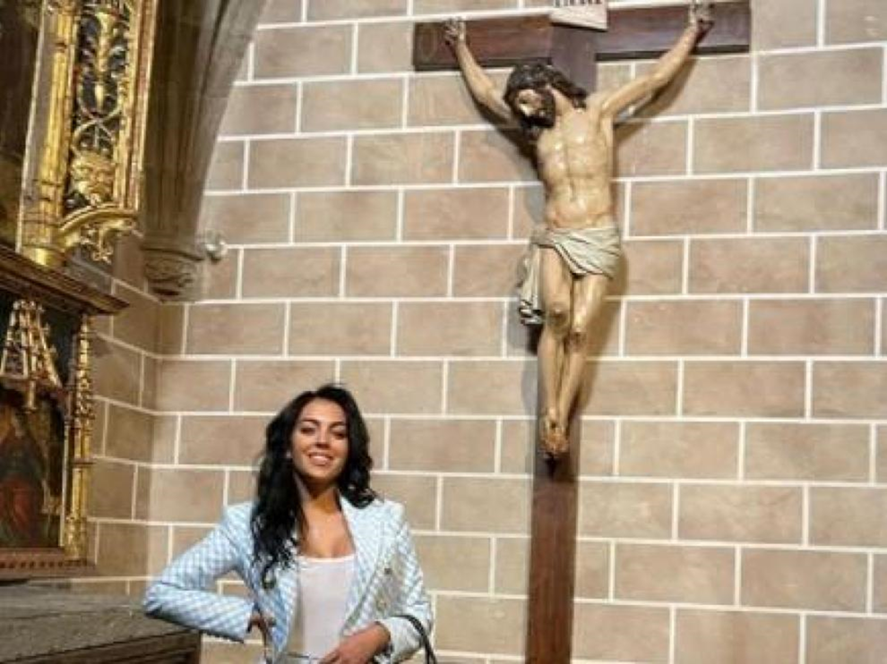 Georgina Rodrguez, junto al Cristo de la catedral de Jaca.
