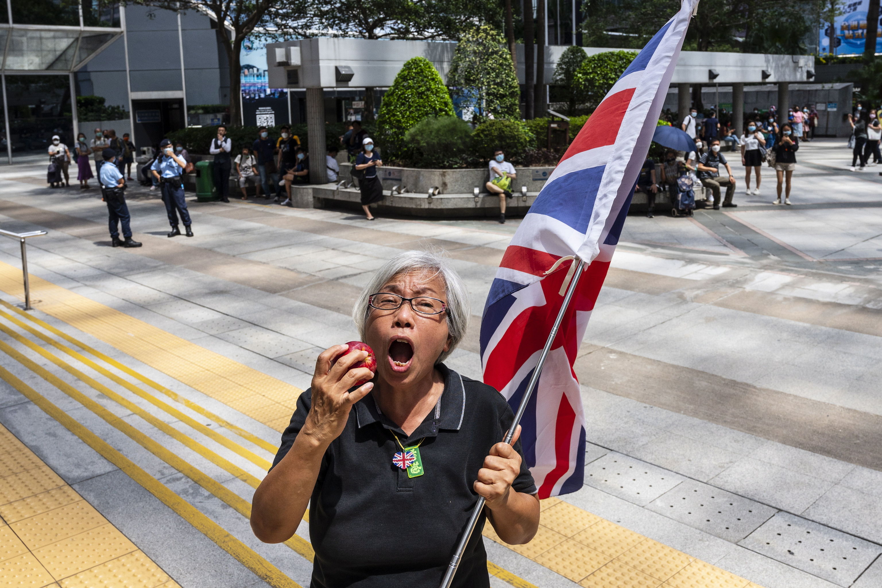 Alexandra Wong, con una bandera britnica, en Hong Kong.