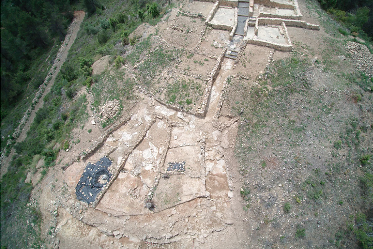 Arqueólogos descubren la muralla y el acceso al poblado de la Edad del Hierro de un municipio de Castellón