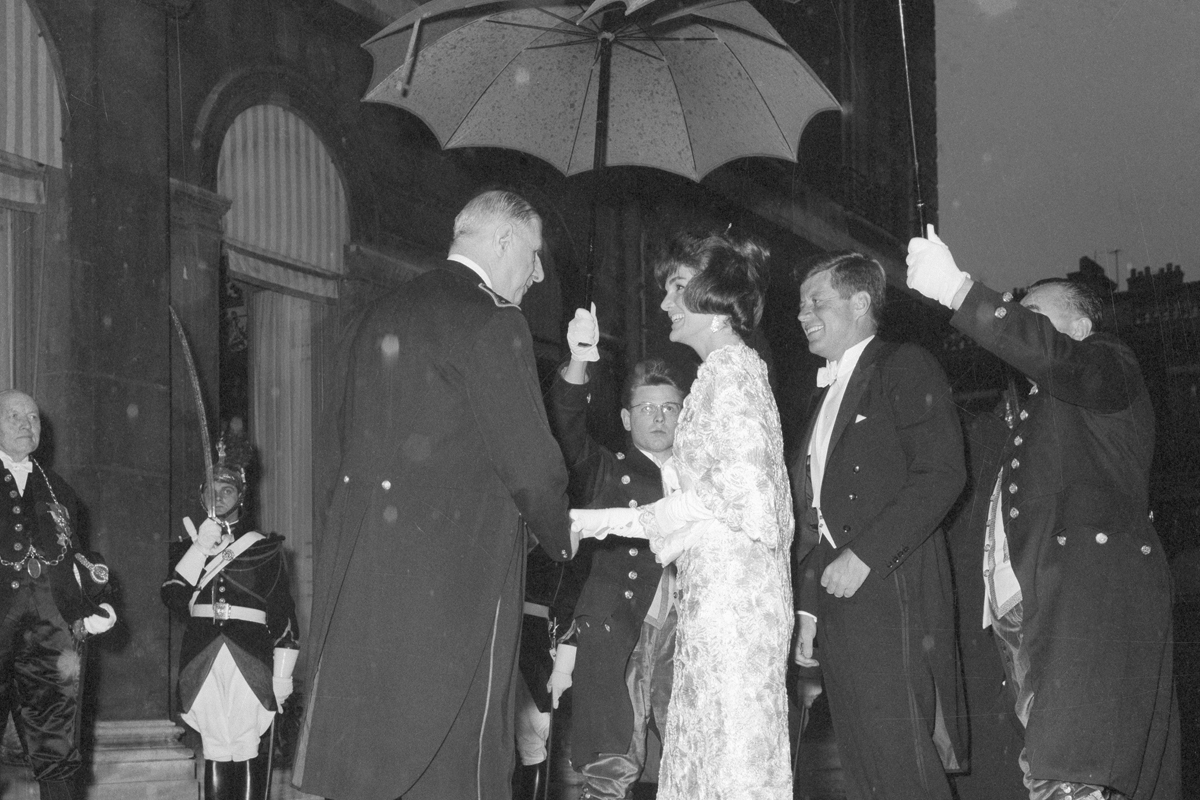 De Gaulle recibe al matrimonio Kennedy, en París.