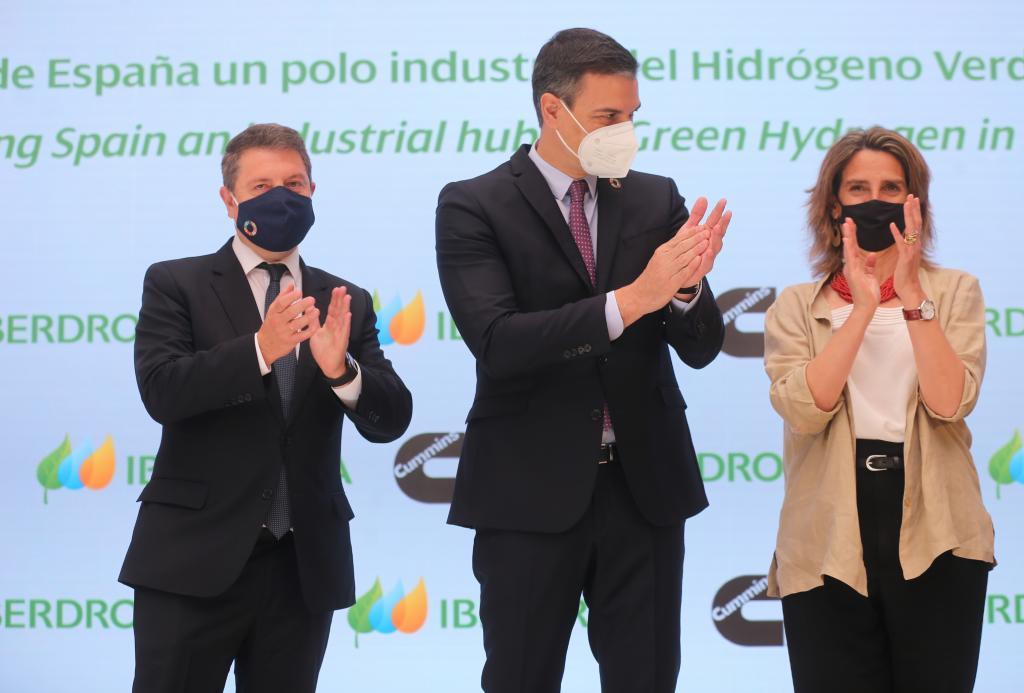 El presidente del Gobierno, Pedro Sánchez, junto a la vicepresidenta de Transición Ecológica, Teresa Ribera.