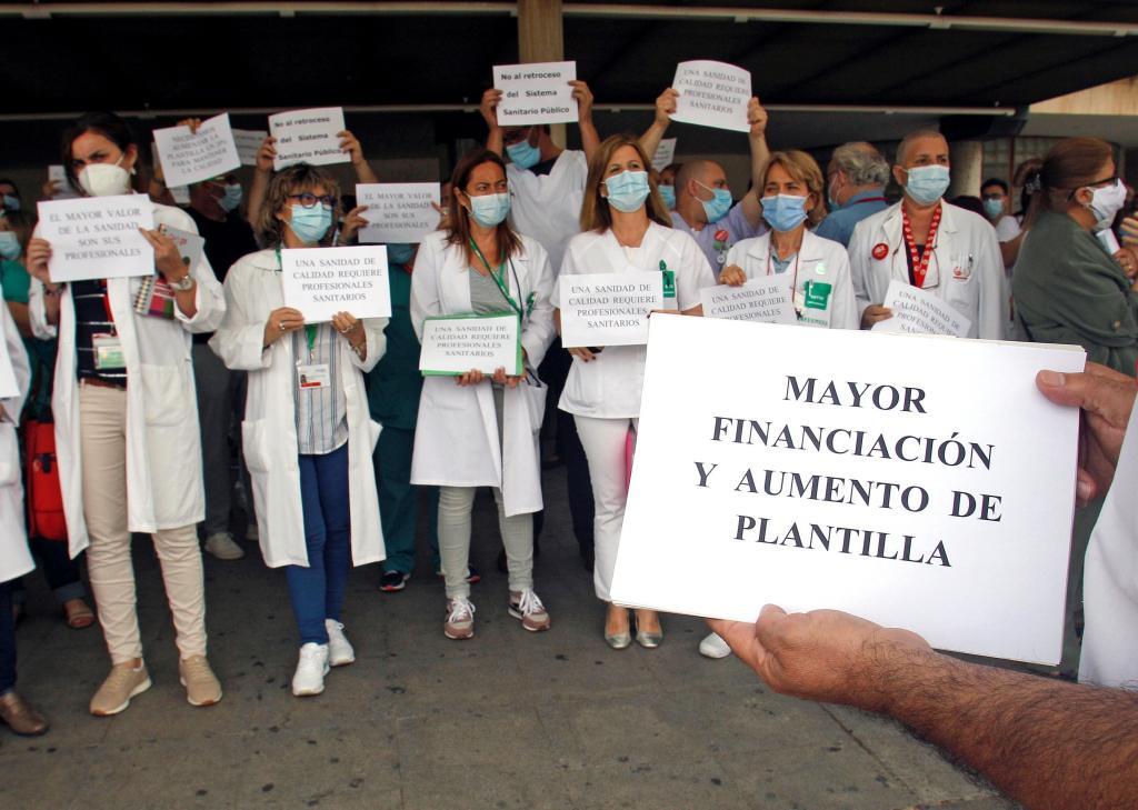 Protesta de profesionales sanitarios en el Hospital General de Alicante.
