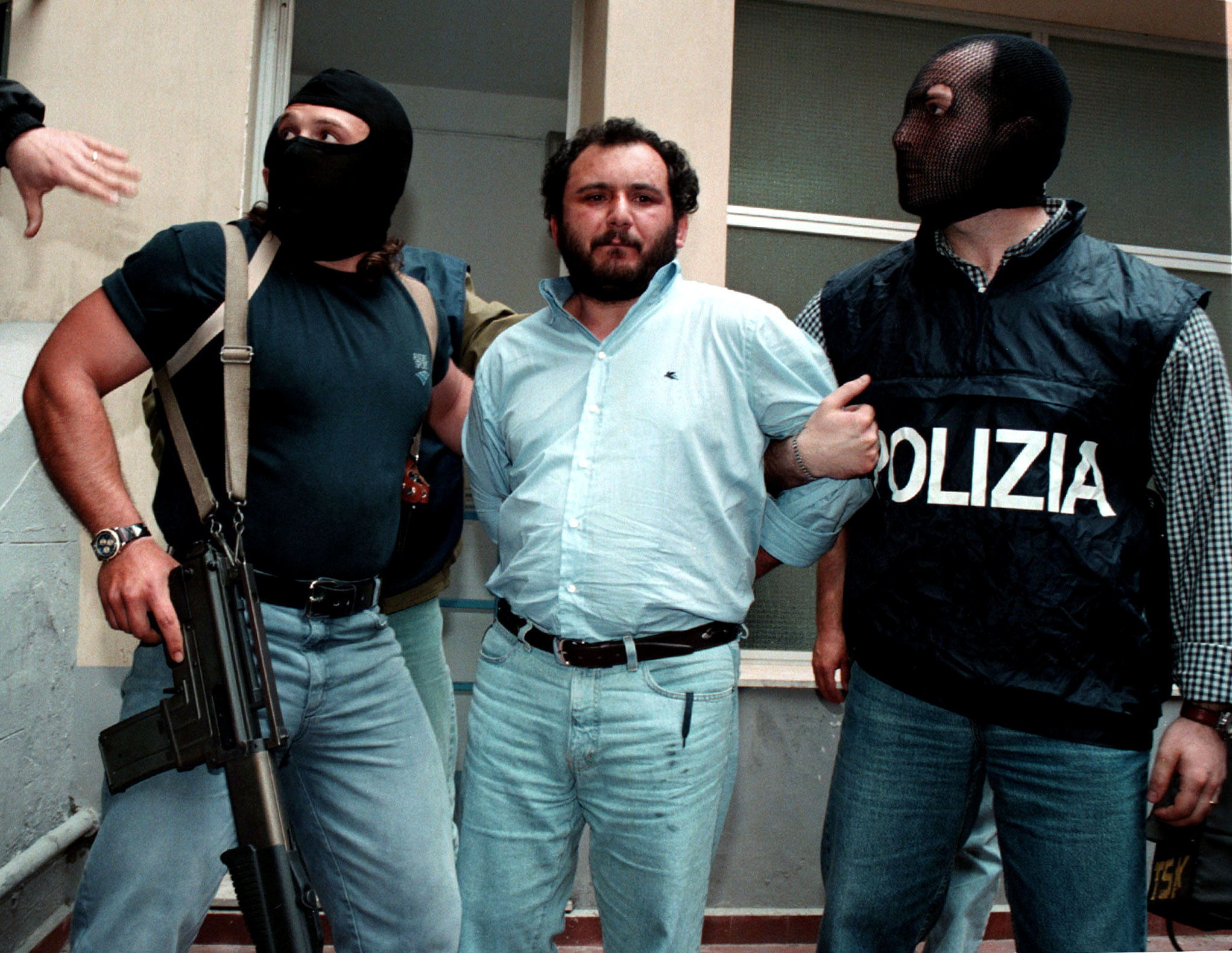 Dos agentes policiales sujetan al mafioso Giovanni Brusca.