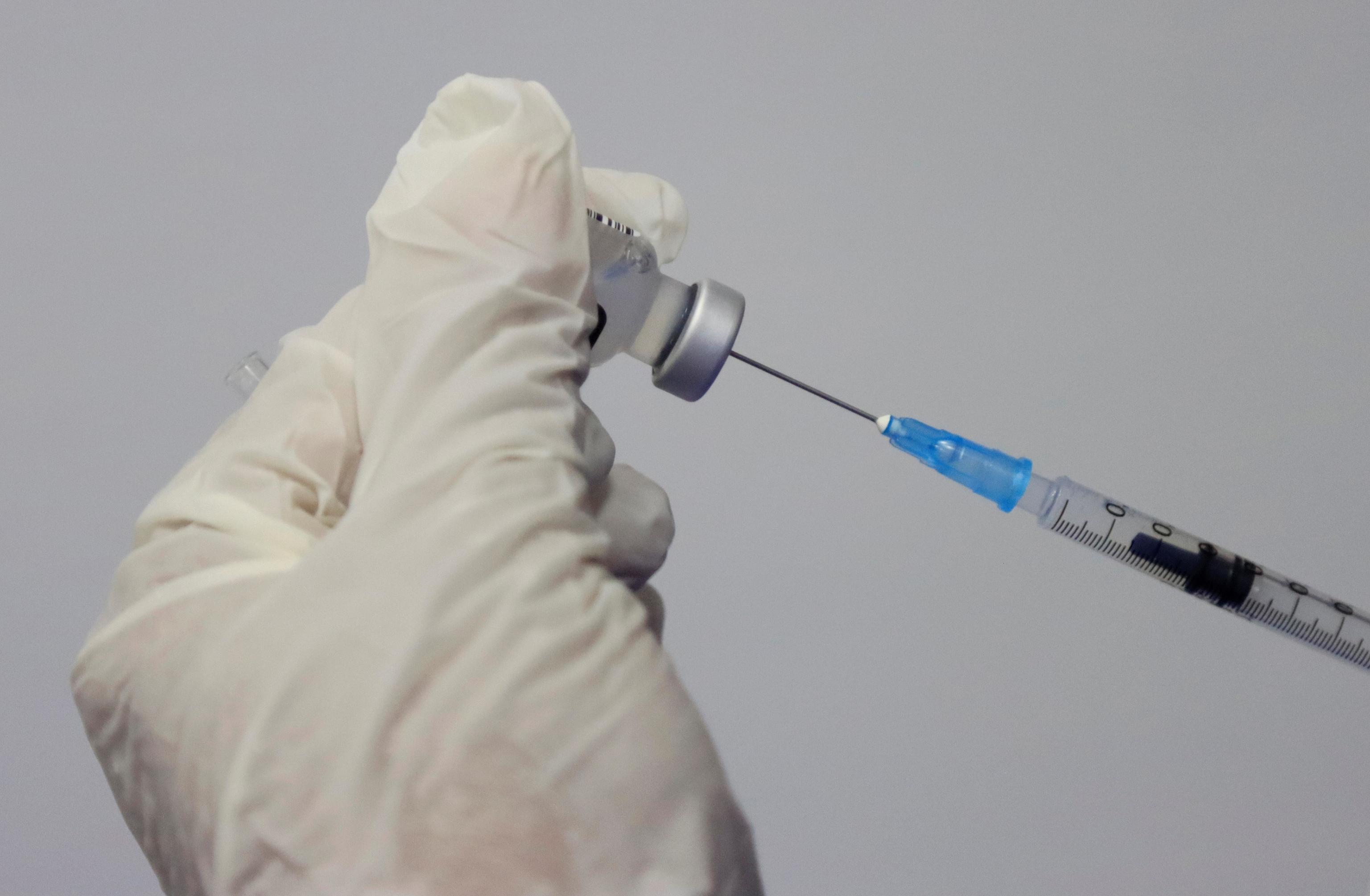 Un sanitario prepara una dosis de vacuna contra el Covid en Cartagena de Indias (Colombia).